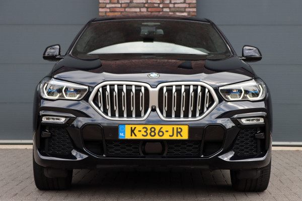 BMW X6 xDrive40i High Executive M Sport Aut8 | ACC | Carbon | Panoramadak | Memory | Surround Camera | Iconic Glow | Laser | HUD | Merino Leder | Trekhaak | Verwarmd Stuurwiel |