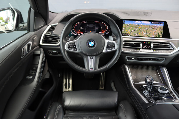 BMW X6 xDrive40i High Executive M Sport Aut8 | ACC | Carbon | Panoramadak | Memory | Surround Camera | Iconic Glow | Laser | HUD | Merino Leder | Trekhaak | Verwarmd Stuurwiel |