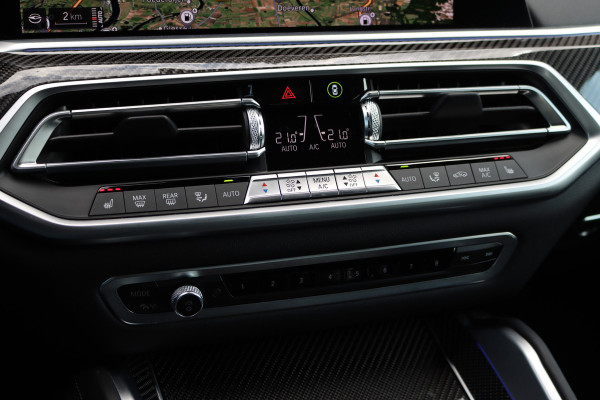 BMW X6 xDrive40i High Executive M Sport Aut8 | ACC | Carbon | Panoramadak | Memory | Surround Camera | Iconic Glow | Laser | HUD | Merino Leder | Trekhaak | Verwarmd Stuurwiel |