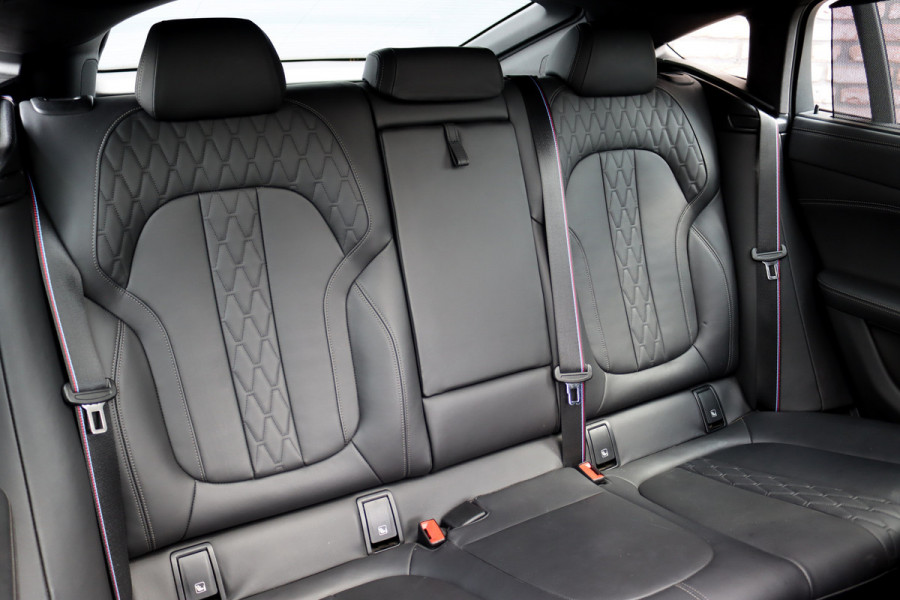 BMW X6 xDrive40i High Executive M Sport Aut8 | ACC | Carbon | Panoramadak | Memory | Surround Camera | Iconic Glow | Laser | HUD | Merino Leder | Trekhaak | Verwarmd Stuurwiel |