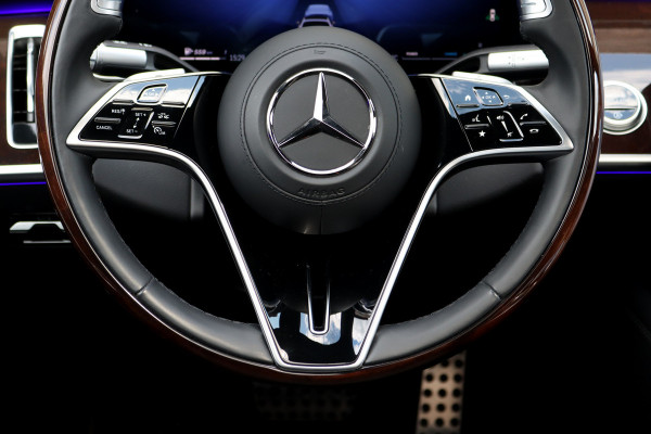 Mercedes-Benz S-Klasse 450d 4MATIC Lang AMG Line Aut9 | Airmatic | Chauffeurspakket | Achterasbesturing | Augmented HUD | Distronic+ | Burmester | Exclusief Nappa Leder | 3D-Display | Vlakkenverwarming | Zonweringspakket |