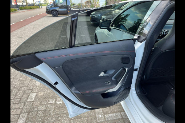 Mercedes-Benz CLA-Klasse 220 AMG pack Premium Plus 190pk NIEUW-STAAT
