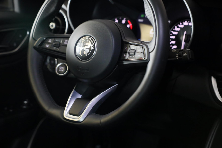 Alfa Romeo Giulia 2.0 T GME AWD Ti 280 Pk / FACELIFT / Aut / Navi / Camera / Memory / Acc / Lane Assist / Led / 19 Inch