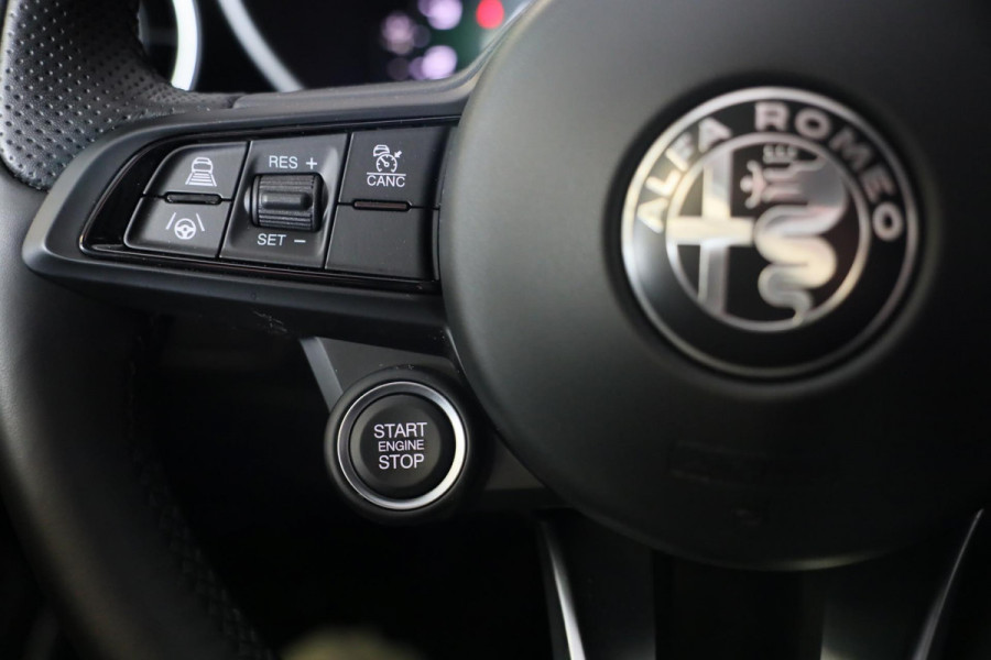 Alfa Romeo Giulia 2.0 T GME AWD Ti 280 Pk / FACELIFT / Aut / Navi / Camera / Memory / Acc / Lane Assist / Led / 19 Inch