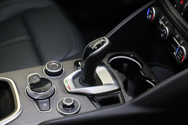Alfa Romeo Giulia 2.0 T GME AWD Ti 280 Pk / FACELIFT / Aut / Navi / Camera / Memory / Acc / Lane Assist / Led / 19 Inch