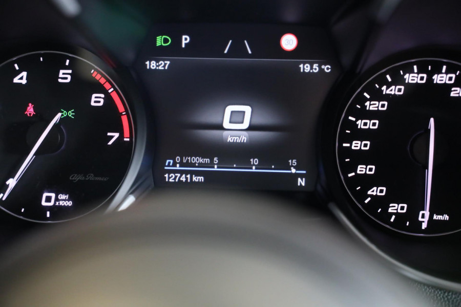 Alfa Romeo Giulia 2.0 T GME AWD Ti 280 Pk / FACELIFT / Aut / Navi / Camera / Memory / Acc / Lane Assist / Led / 19 Inch