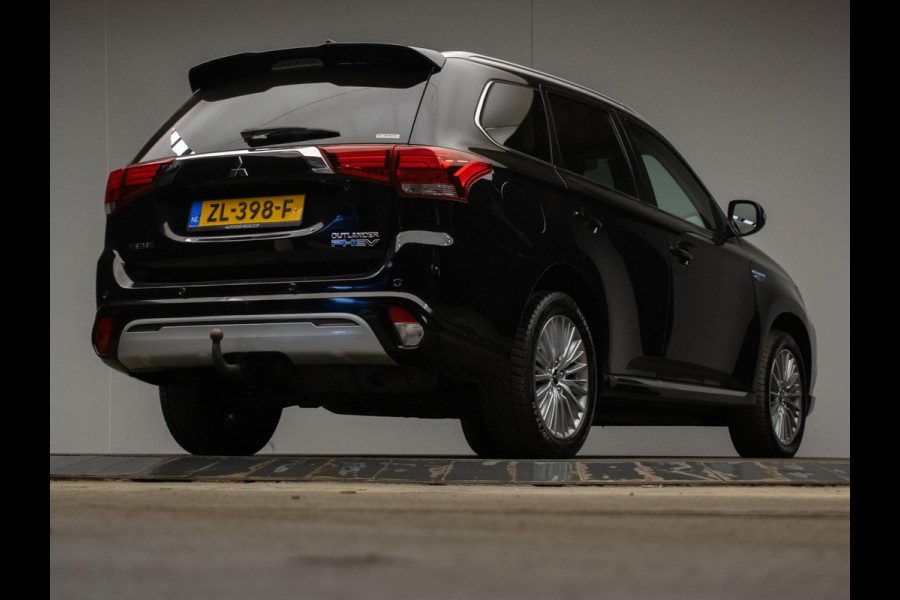 Mitsubishi Outlander 2.4 PHEV Instyle Sport (APPLE CARPLAY,NAVI,STOELVERWARMING,CAMERA,PDC,LEDER,KEYLESS,CRUISE,GETINT,LM VELGEN)