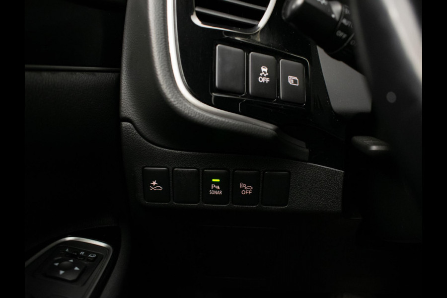Mitsubishi Outlander 2.4 PHEV Instyle Sport (APPLE CARPLAY,NAVI,STOELVERWARMING,CAMERA,PDC,LEDER,KEYLESS,CRUISE,GETINT,LM VELGEN)