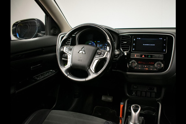 Mitsubishi Outlander 2.4 PHEV Instyle Sport (APPLE CARPLAY,NAVI,STOELVERWARMING,CAMERA,PDC,LEDER,KEYLESS,CRUISE,GETINT,LM VELGEN)