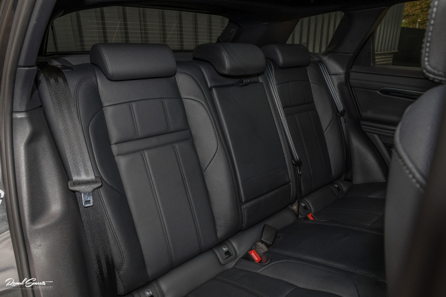 Land Rover Range Rover Evoque 1.5 P300e AWD R-Dynamic SE | Adaptieve cruise | Zwenkbare trekhaak | Premium audio | Apple carplay |