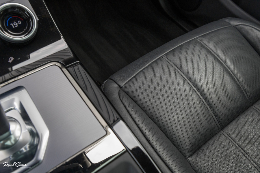 Land Rover Range Rover Evoque 1.5 P300e AWD R-Dynamic SE | Adaptieve cruise | Zwenkbare trekhaak | Premium audio | Apple carplay |