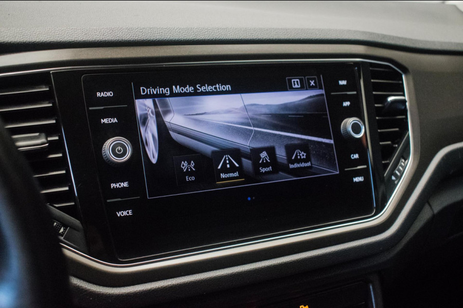 Volkswagen T-Roc 1.0 TSI Style Sport [ Virtual Full LED 19 Inch R Line Velgen Trekhaak Camera Carplay Adaptive Cruise Stoelverw ]