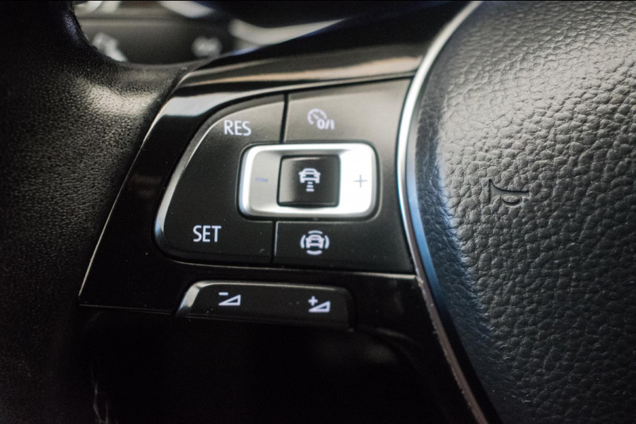 Volkswagen T-Roc 1.0 TSI Style Sport [ Virtual Full LED 19 Inch R Line Velgen Trekhaak Camera Carplay Adaptive Cruise Stoelverw ]