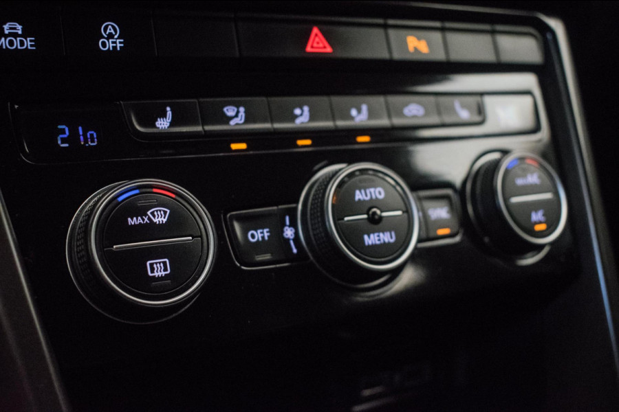 Volkswagen T-Roc 1.0 TSI Style Sport [ Virtual Full LED 19 Inch R Line Velgen Trekhaak Camera Carplay Adaptive Cruise Stoelverw ]