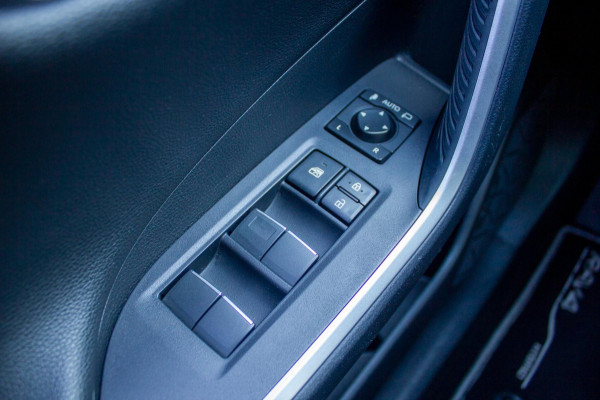 Toyota RAV4 2.5 Hybrid AWD Bi-Tone | Prijs rijklaar incl. 12 mnd garantie|Bluetooth LMV Trekhaak Blindspot Panodak Carplay Keyless