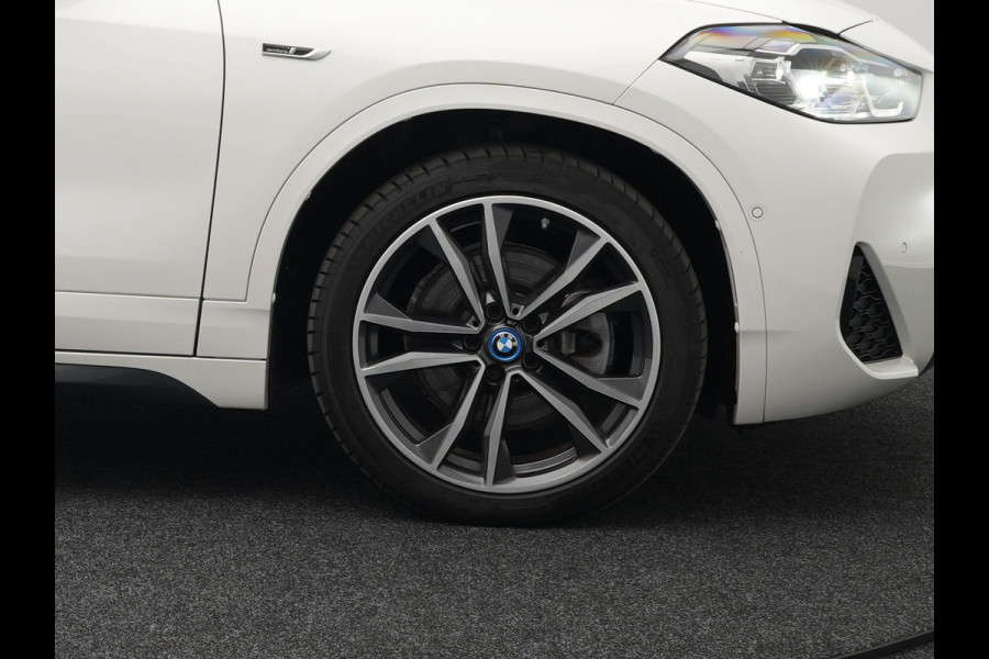 BMW X2 xDrive25e M Sport Plug In Hybrid 220pk Dealer O.H PHEV | Adaptive Cruise | Head Up | Lederen Sportstoelen | Camera | 19"L.M | Apple Carplay | Sfeerverlichting | Stuurverwarming |
