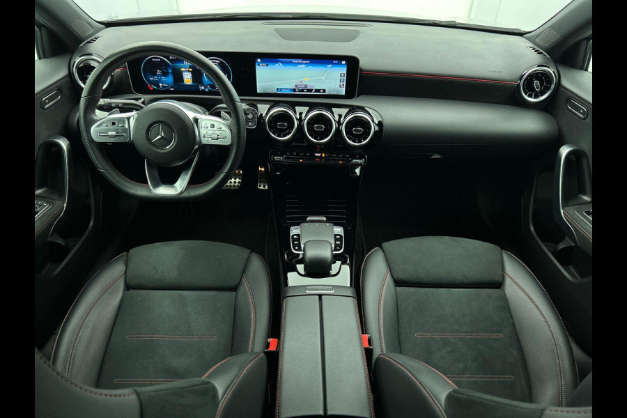 Mercedes-Benz A-Klasse 180 Business Solution AMG(NL auto, Dealer onderhoud, Navi Groot, StoelV, Parkeersensoren, Carplay, Etc)