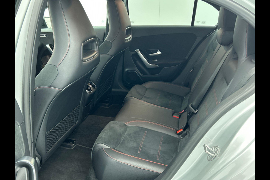 Mercedes-Benz A-Klasse 180 Business Solution AMG(NL auto, Dealer onderhoud, Navi Groot, StoelV, Parkeersensoren, Carplay, Etc)