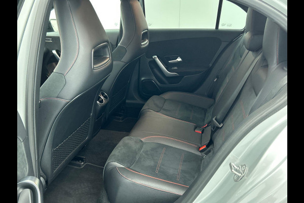 Mercedes-Benz A-Klasse 180 Business Solution AMG(NL auto, Dealer onderhoud, Navi Groot, StoelV, Parkeersensoren, Carplay, Etc)