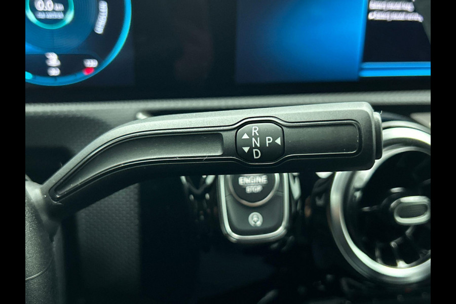 Mercedes-Benz A-Klasse 180 Business Solution AMG(NL auto, Dealer onderhoud, Navi Groot, StoelV, Parkeersensoren, Carplay, Etc)