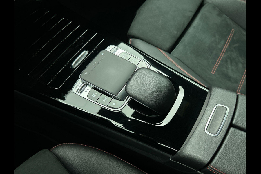 Mercedes-Benz A-Klasse 180 Business Solution AMG(NL auto, Dealer onderhoud, Navi Groot, StoelV, Parkeersensoren, Carplay, Etc)
