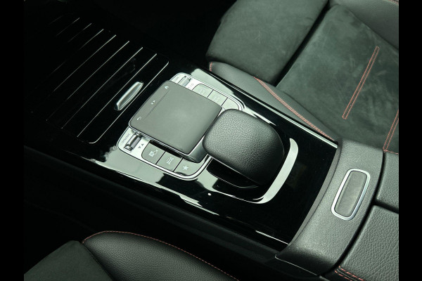 Mercedes-Benz A-Klasse 180 Business Solution AMG(NL auto, Dealer onderhoud, Navi Groot, StoelV, Parkeersensoren, Carplay, Etc)