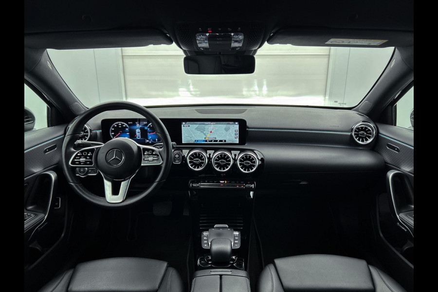 Mercedes-Benz A-Klasse 180 Business Solution Luxury(1e Eig, Dealer OndH, NL-auto, Sfeer-verlichting, Navi Groot, Leer, Camera, Etc