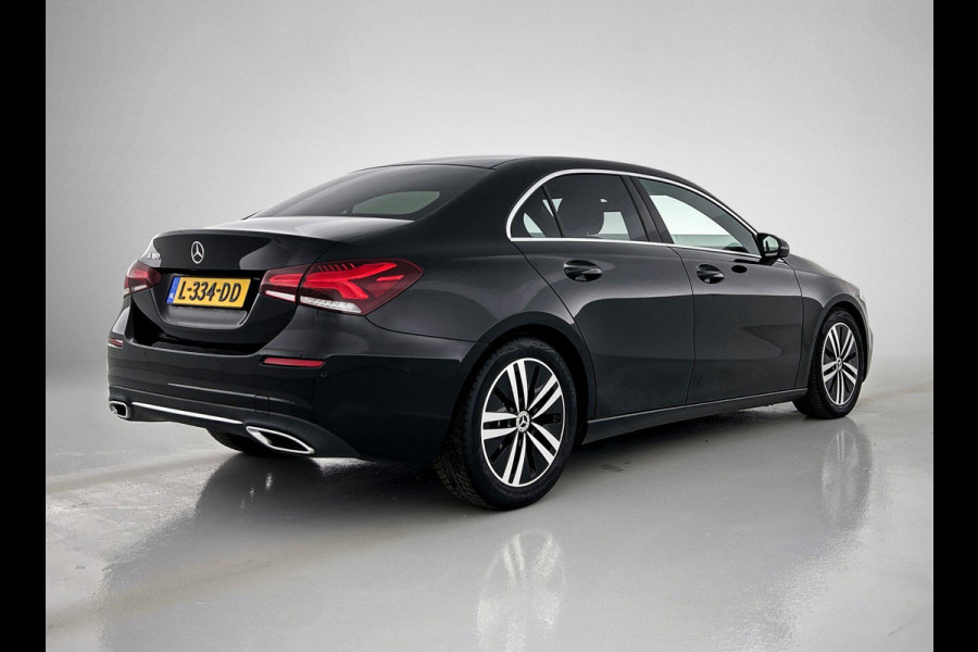 Mercedes-Benz A-Klasse 180 Business Solution Luxury(1e Eig, Dealer OndH, NL-auto, Sfeer-verlichting, Navi Groot, Leer, Camera, Etc