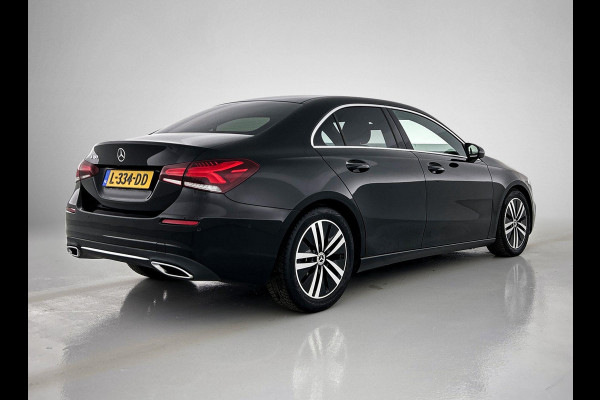Mercedes-Benz A-Klasse 180 Business Solution Luxury(1e Eig, Dealer OndH, NL-auto, Sfeer-verlichting, Navi Groot, Leer, Camera, Etc