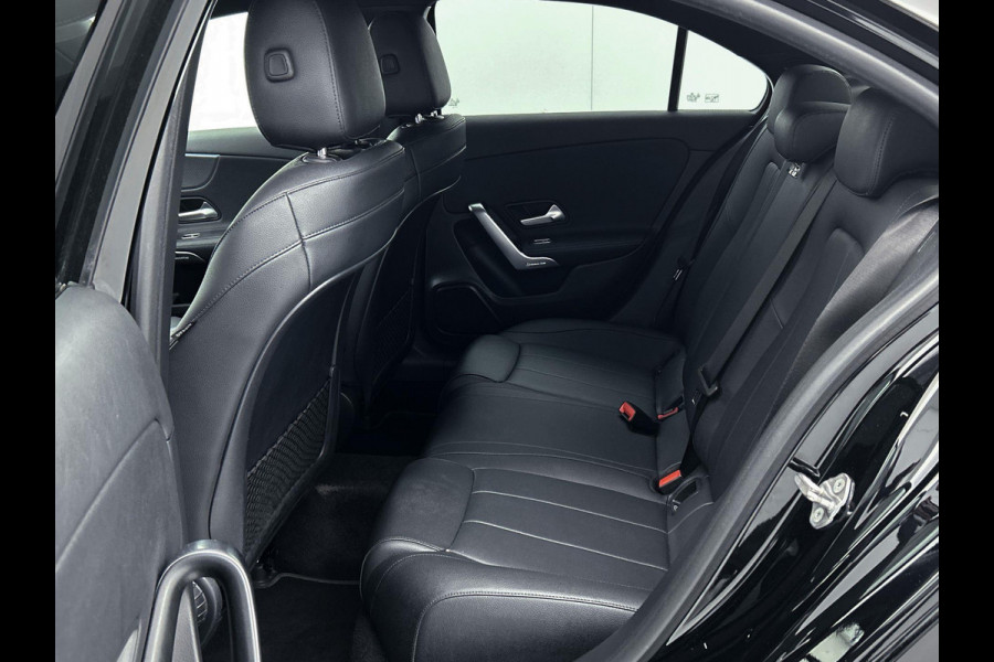 Mercedes-Benz A-Klasse 180 Business Solution Luxury(1e Eig, Dealer OndH, NL-auto, Sfeer-verlichting, Navi Groot, Leer, Camera, Etc