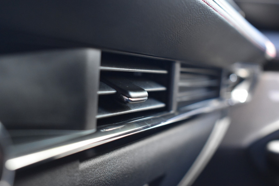 Mazda 3 2.0 e-SkyActiv-G M Hybrid 150 Sportive / Adaptive Cruise C. / Camera / Parkeerhulp / Apple Carplay / BOSE / Head up / Multimedia