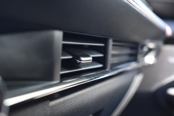 Mazda 3 2.0 e-SkyActiv-G M Hybrid 150 Sportive / Adaptive Cruise C. / Camera / Parkeerhulp / Apple Carplay / BOSE / Head up / Multimedia