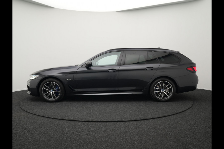 BMW 5 Serie Touring 530e M-Sport Plug In Hybrid PHEV |  Trekhaak af Fabriek | Laser LED | Carplay | Camera | Head Up | Electrische Lederen Sportstoelen | Stoel Verwarming | Sfeerverlichting |