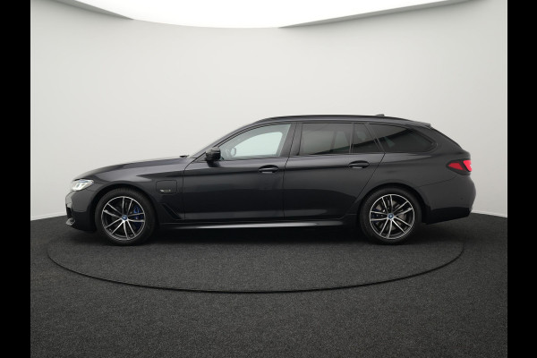 BMW 5 Serie Touring 530e M-Sport Plug In Hybrid PHEV |  Trekhaak af Fabriek | Laser LED | Carplay | Camera | Head Up | Electrische Lederen Sportstoelen | Stoel Verwarming | Sfeerverlichting |