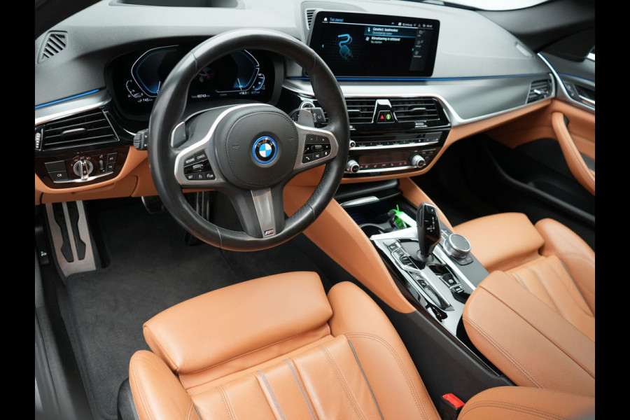 BMW 5 Serie Touring 530e M-Sport Plug In Hybrid PHEV |  Trekhaak af Fabriek | Laser LED | Carplay | Camera | Head Up | Electrische Lederen Sportstoelen | Stoel Verwarming | Sfeerverlichting |