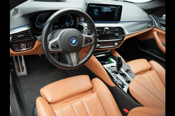 BMW 5 Serie Touring 530e M-Sport Plug In Hybrid PHEV |  Trekhaak af Fabriek | Laser LED | Carplay | Camera | Head Up | Electrische Lederen Sportstoelen | Stoel Verwarming | Sfeerverlichting |