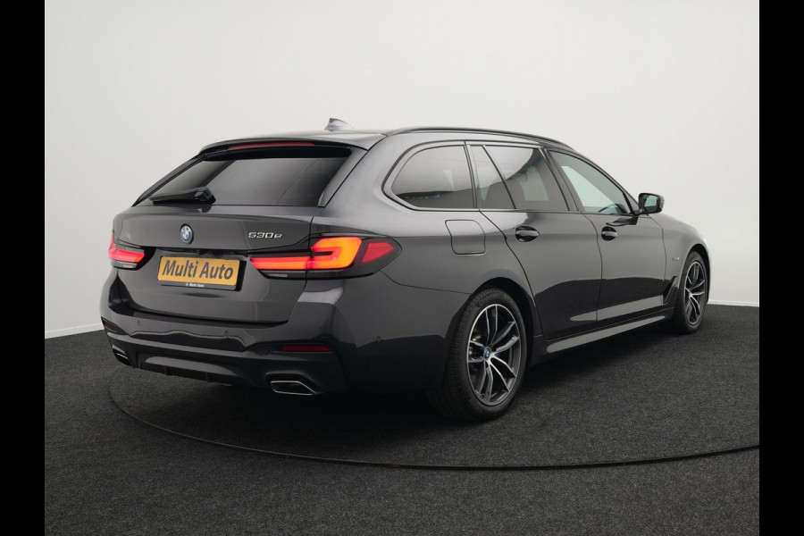 BMW 5 Serie Touring 530e M-Sport Plug In Hybrid PHEV |  Trekhaak af Fabriek | Laser LED | Carplay | Camera | Head Up | Electrische Lederen Sportstoelen | Stoel Verwarming | Sfeerverlichting |