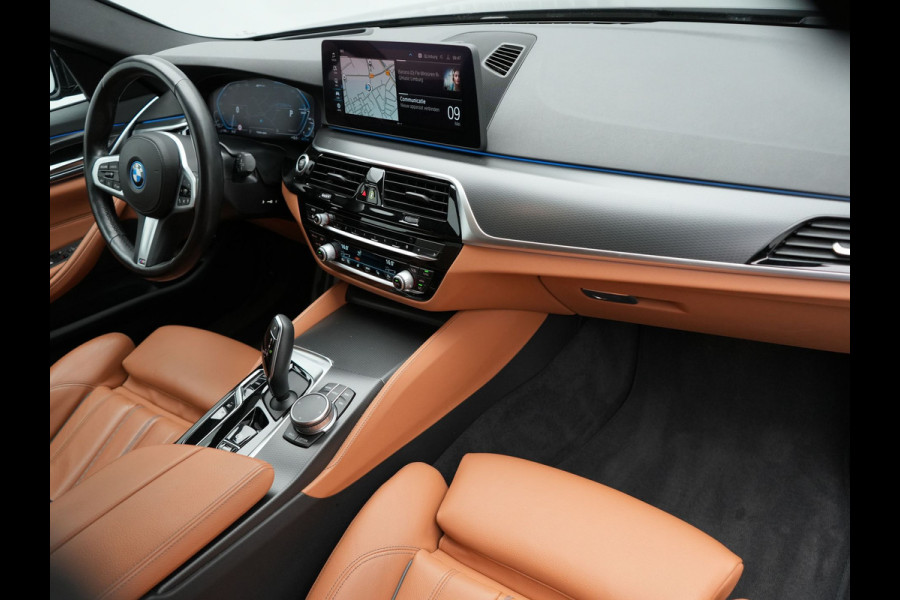 BMW 5 Serie Touring 530e M-Sport Plug In Hybrid PHEV |  Trekhaak af Fabriek | Laser LED | Carplay | Camera | Head Up | Electrische Lederen Sportstoelen | Stoel Verwarming | Sfeerverlichting |