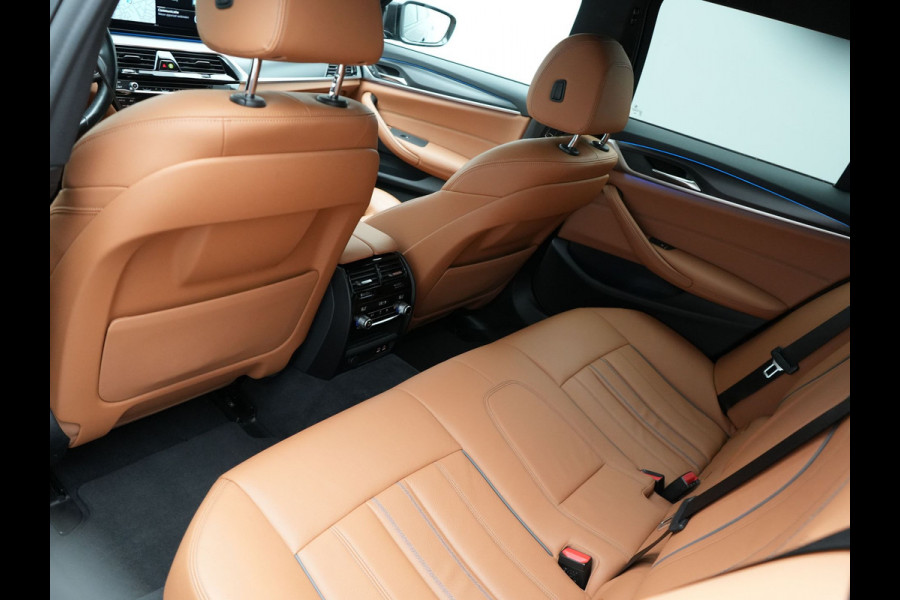 BMW 5 Serie Touring 530e M-Sport Plug In Hybrid PHEV |  Trekhaak af Fabriek | Laser LED | Carplay | Camera | Head Up | Electrische Lederen Sportstoelen | Stoel Verwarming | Sfeerverlichting |