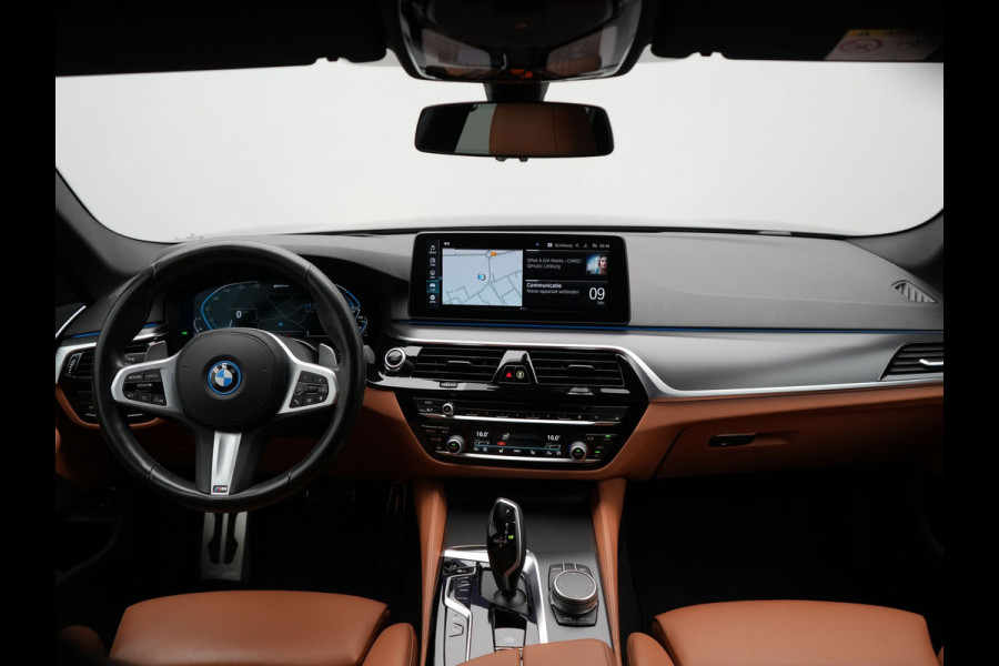 BMW 5 Serie Touring 530e M-Sport Plug In Hybrid PHEV |  Trekhaak af Fabriek | Laser LED | Carplay | Camera | Head Up | Electrische Lederen Sportstoelen | Stoel Verwarming | Sfeerverlichting |