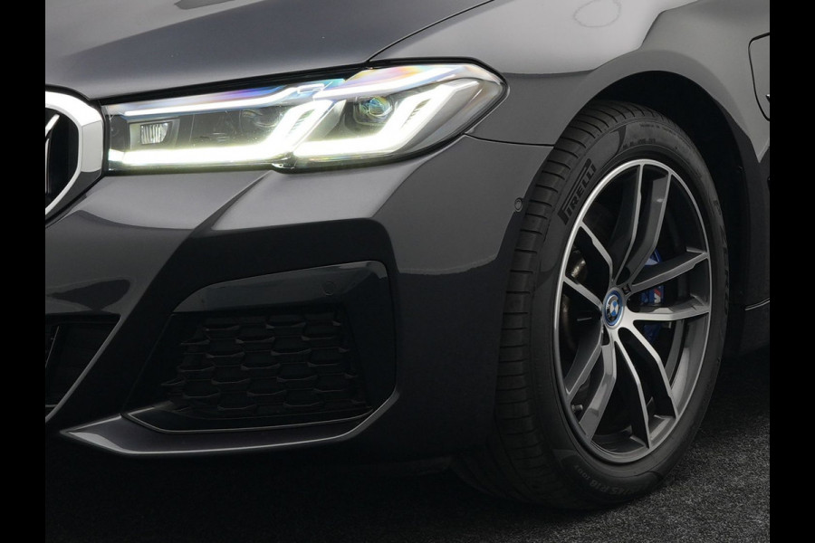 BMW 5 Serie Touring 530e M-Sport Plug In Hybrid PHEV |  Trekhaak af Fabriek | Laser LED | Carplay | Camera | Head Up | Electrische Lederen Sportstoelen | Stoel Verwarming | Sfeerverlichting |