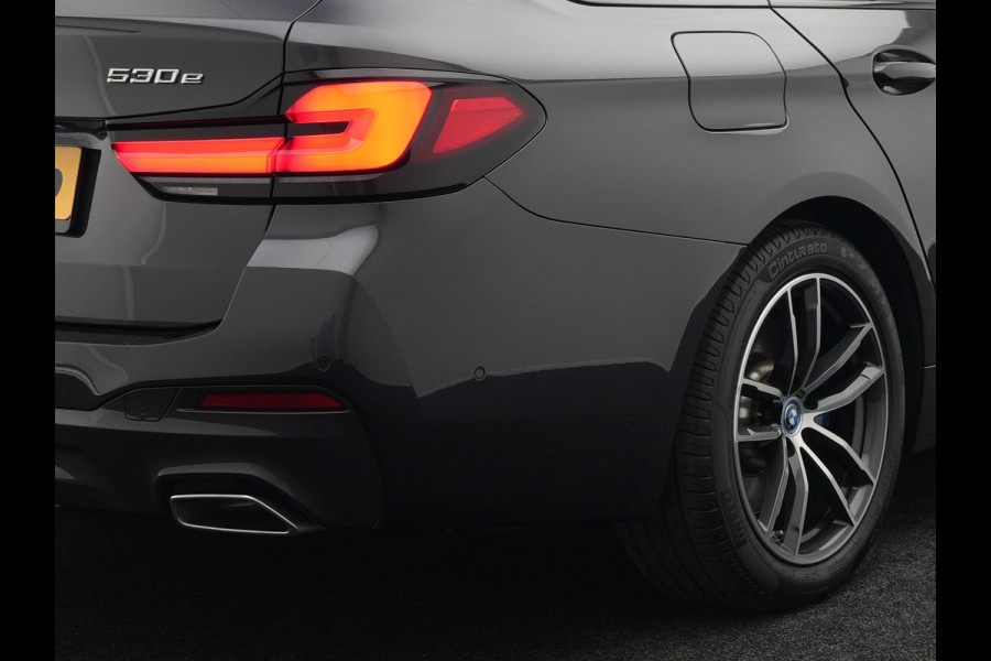 BMW 5 Serie Touring 530e M-Sport Plug In Hybrid PHEV |  Trekhaak af Fabriek | Laser LED | Carplay | Camera | Head Up | Electrische Lederen Sportstoelen | Stoel Verwarming | Sfeerverlichting |