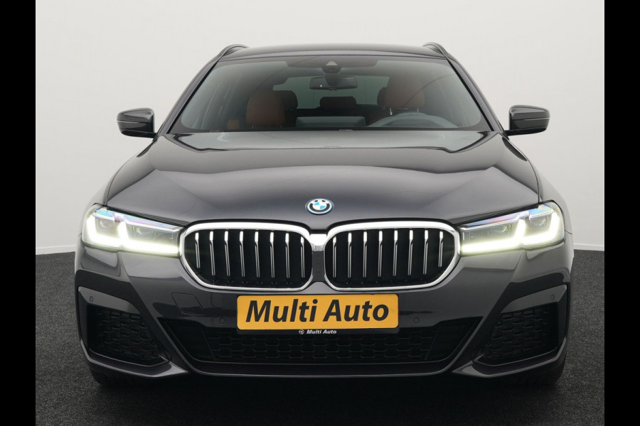 BMW 5 Serie Touring 530e M-Sport Plug In Hybrid PHEV |  Trekhaak af Fabriek | Laser LED | Carplay | Camera | Head Up | Electrische Lederen Sportstoelen | Stoel Verwarming | Sfeerverlichting |