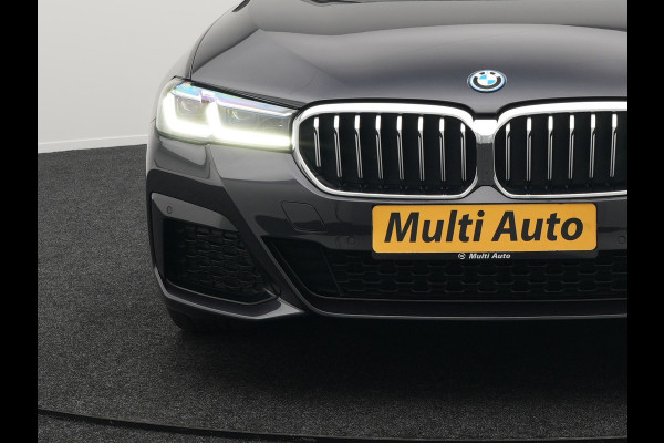 BMW 5 Serie Touring 530e M-Sport Plug In Hybrid PHEV |  Trekhaak af Fabriek | Laser LED | Carplay | Camera | Head Up | Electrische Lederen Sportstoelen | Stoel Verwarming | Sfeerverlichting |