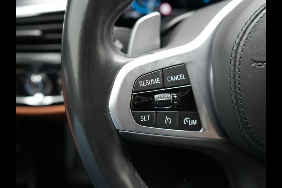 BMW 5 Serie Touring 530e M-Sport Plug In Hybrid PHEV |  Trekhaak af Fabriek | Laser LED | Carplay | Camera | Head Up | Electrische Lederen Sportstoelen | Stoel Verwarming | Sfeerverlichting |