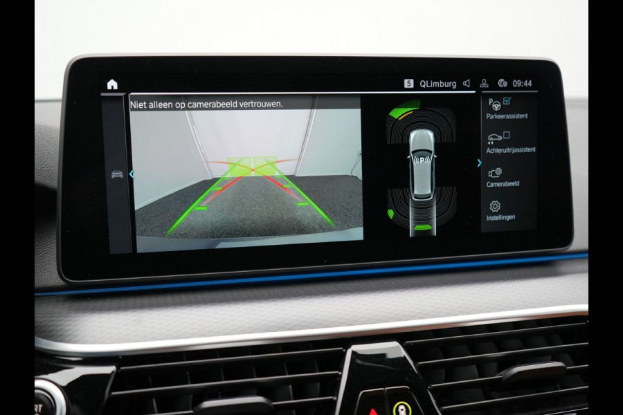 BMW 5 Serie Touring 530e M-Sport Plug In Hybrid PHEV |  Trekhaak af Fabriek | Laser LED | Carplay | Camera | Head Up | Electrische Lederen Sportstoelen | Stoel Verwarming | Sfeerverlichting |