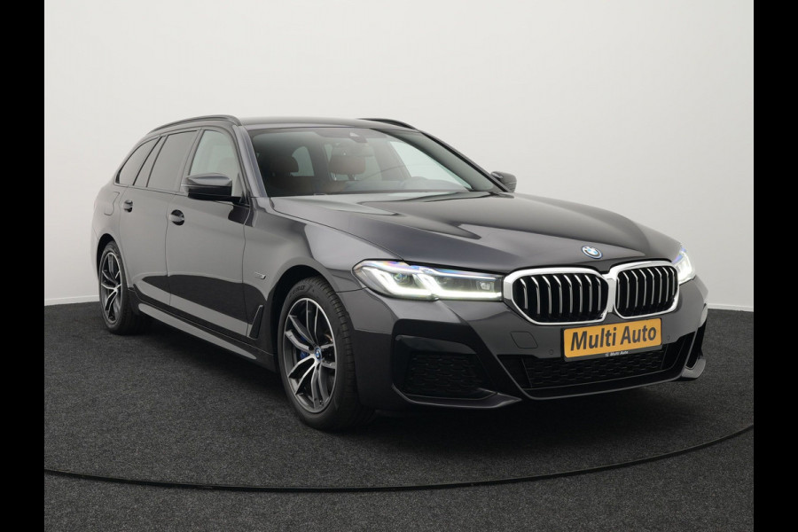 BMW 5 Serie Touring 530e M-Sport Plug In Hybrid PHEV |  Trekhaak af Fabriek | Laser LED | Carplay | Camera | Head Up | Electrische Lederen Sportstoelen | Stoel Verwarming | Sfeerverlichting |