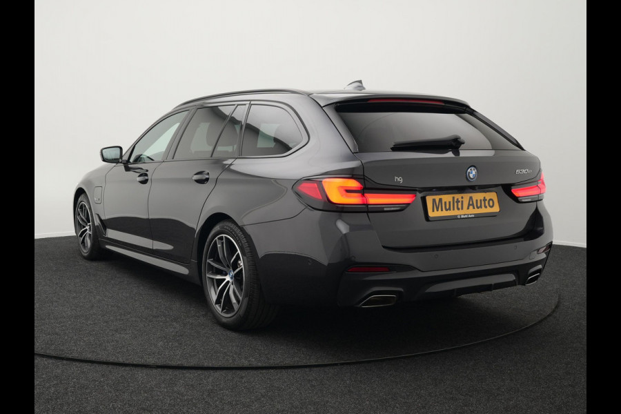 BMW 5 Serie Touring 530e M-Sport Plug In Hybrid PHEV |  Trekhaak af Fabriek | Laser LED | Carplay | Camera | Head Up | Electrische Lederen Sportstoelen | Stoel Verwarming | Sfeerverlichting |