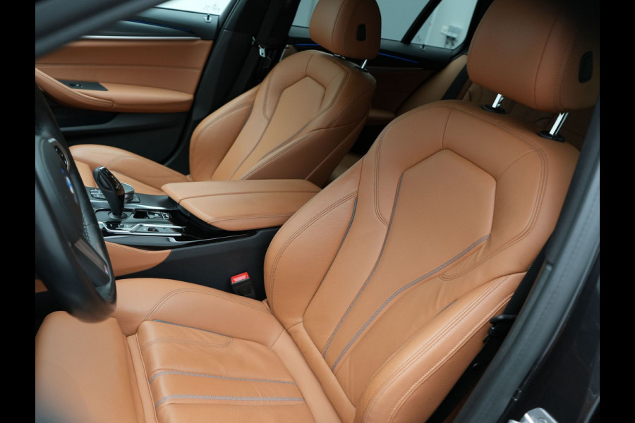 BMW 5 Serie Touring 530e M-Sport Plug In Hybrid PHEV |  Trekhaak af Fabriek | Laser LED | Carplay | Camera | Head Up | Electrische Lederen Sportstoelen | Stoel Verwarming | Sfeerverlichting |
