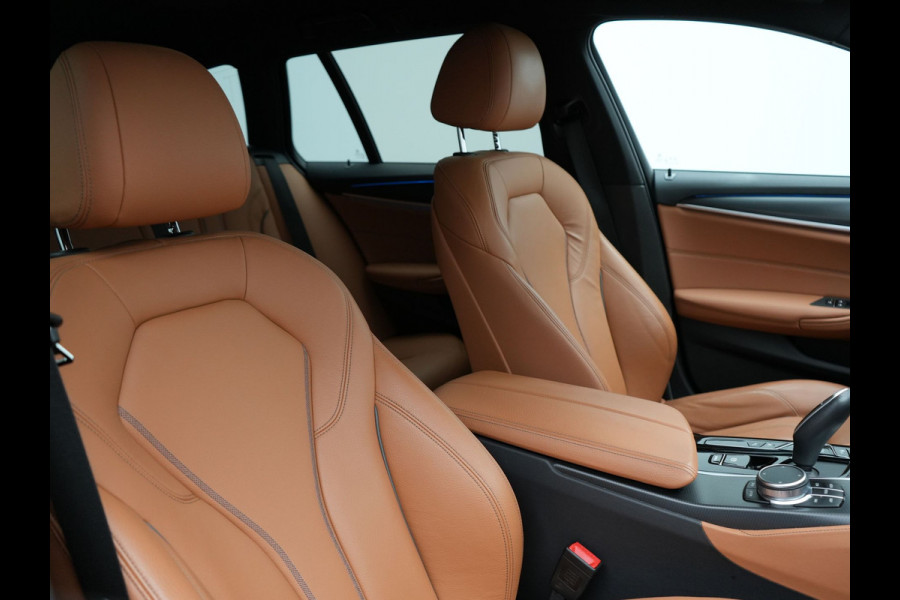 BMW 5 Serie Touring 530e M-Sport Plug In Hybrid PHEV |  Trekhaak af Fabriek | Laser LED | Carplay | Camera | Head Up | Electrische Lederen Sportstoelen | Stoel Verwarming | Sfeerverlichting |